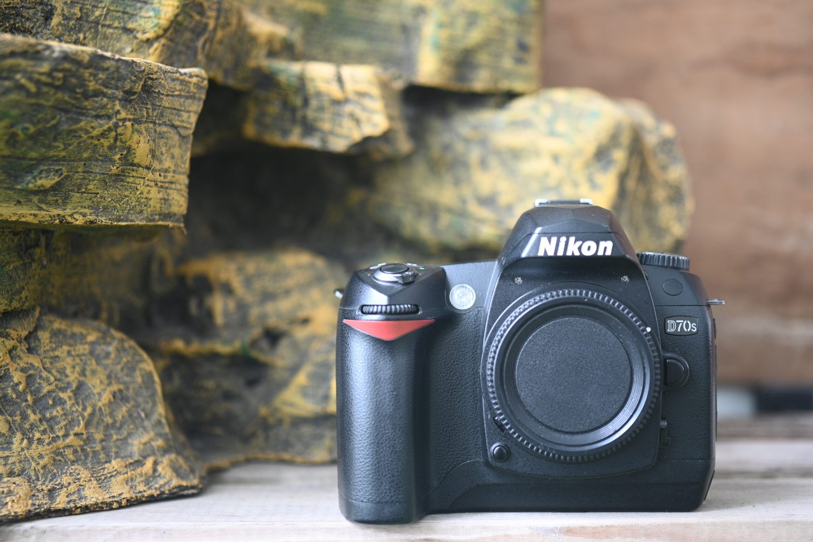 Nikon D70 Review: The 6MP CCD Legend You Can Buy for under $100